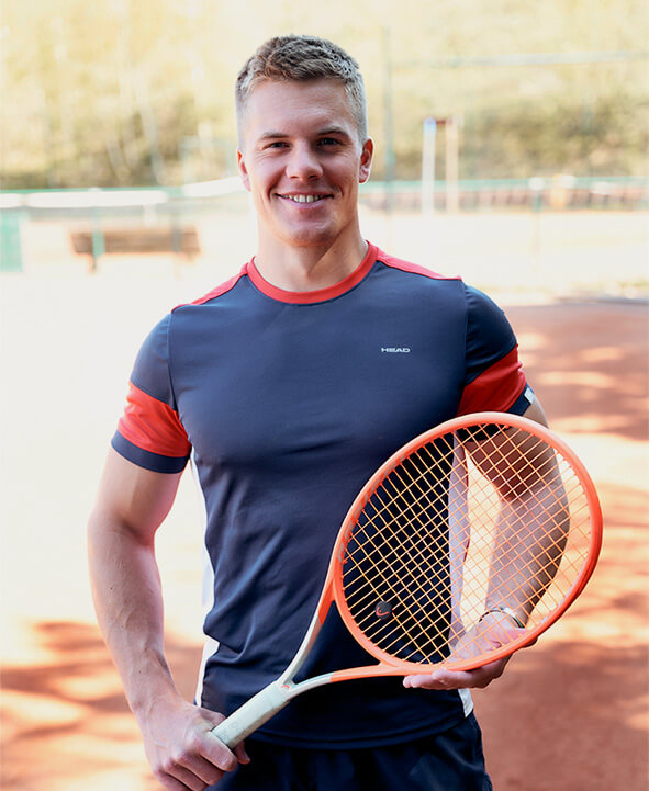 Lukas stand auf Position #767 der ATP-Weltrangliste und in den Top 50 in Deutschland. Er ist diplomierter Personal-Trainer, Ernährungsberater und Gesundheits-Coach und wird in diesem Jahr seine Ausbildung zum DTB-A-Trainer abschließen.