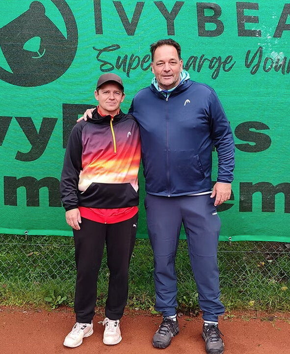 Dennis Kirschfink Dennis bereichert unser Trainerteam seit vier Jahren und bringt jede Menge Erfahrung und Leidenschaft auf den Tennisplatz. Mit seinem Engagement hilft er Spielern aller Alters- und Leistungsklassen, ihr Potenzial voll auszuschöpfen.